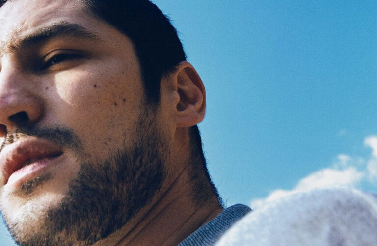 Gabriel Leone lança primeiro álbum, “Minhas Lágrimas”, revelando faceta como cantor